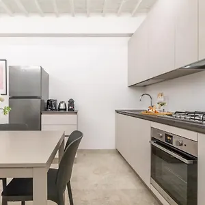 Lady Glam Apartment